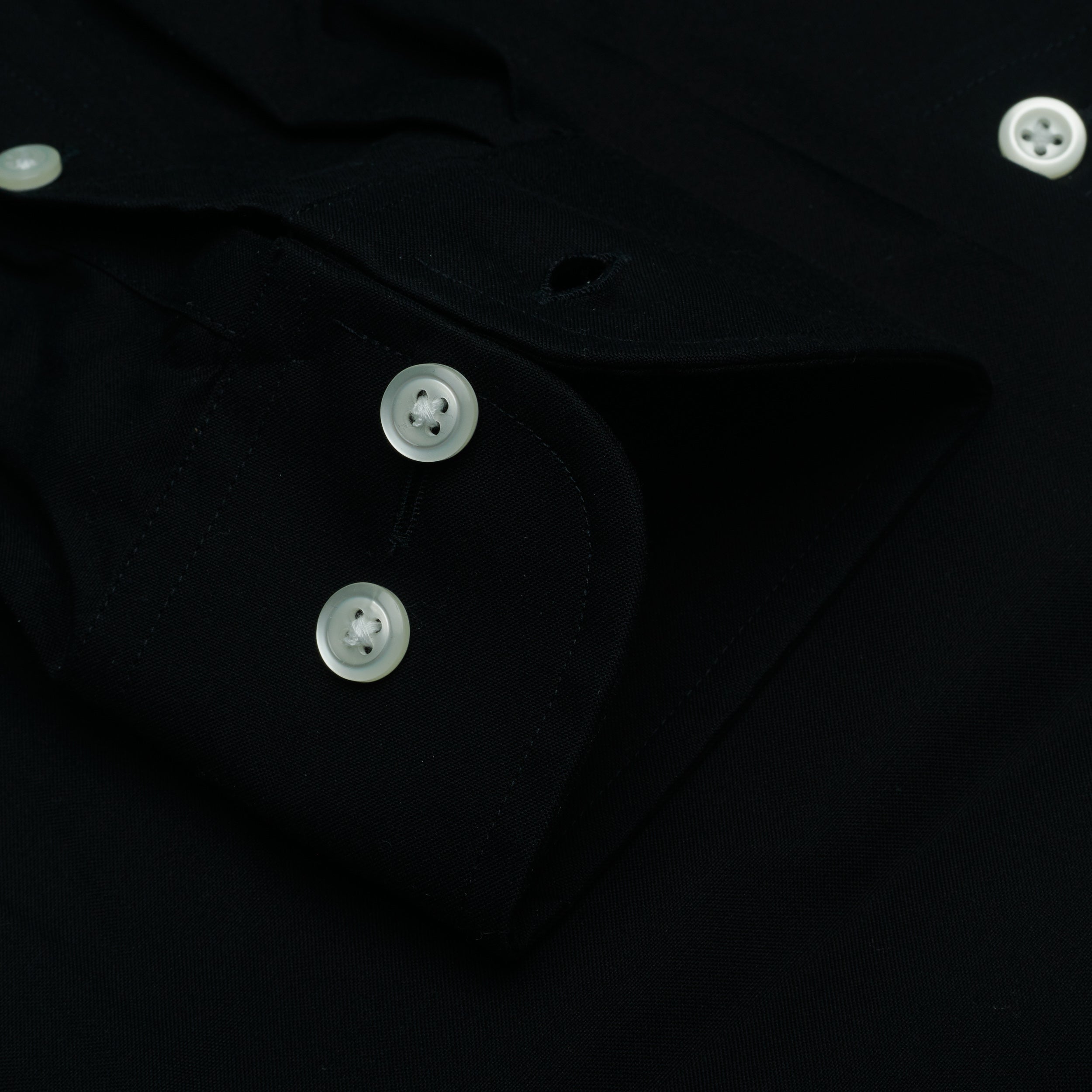 106 SC - Black w/White Buttons Spread Collar