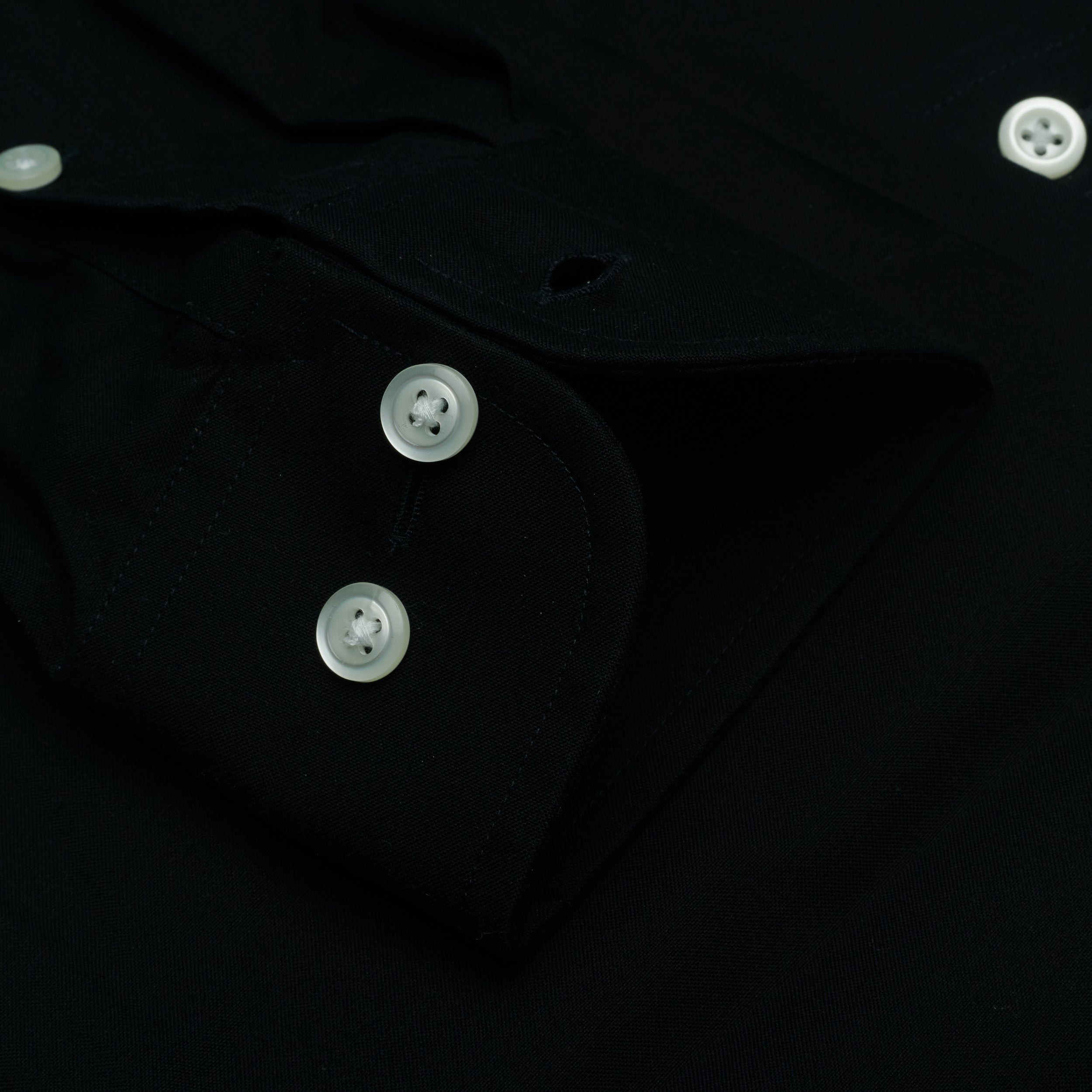 106 TF SC - Black w/White Buttons Tailored Fit Spread Collar